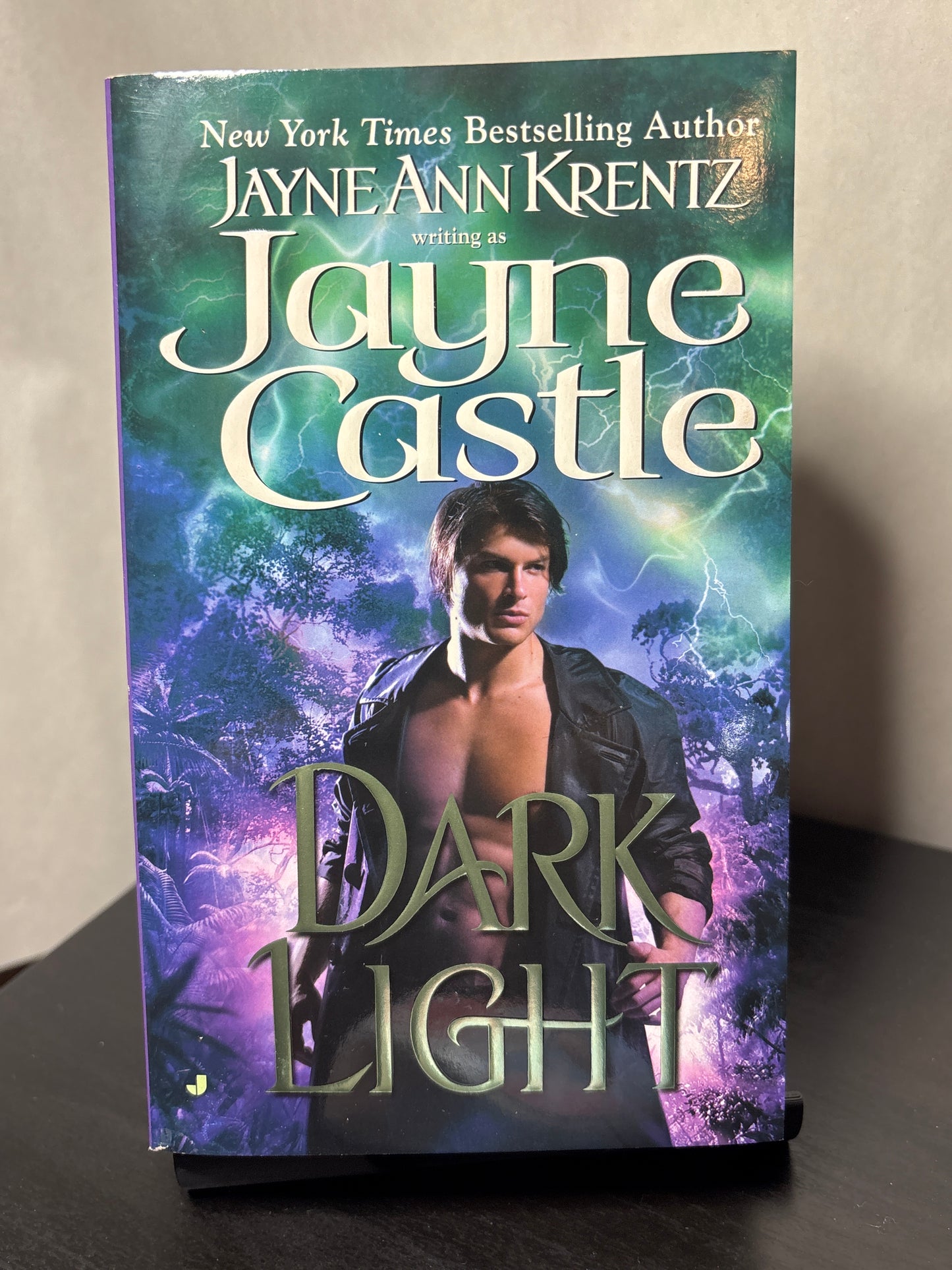 Dark Light by Jayne Castle (Ghost Hunters #5) | Paranormal Romance