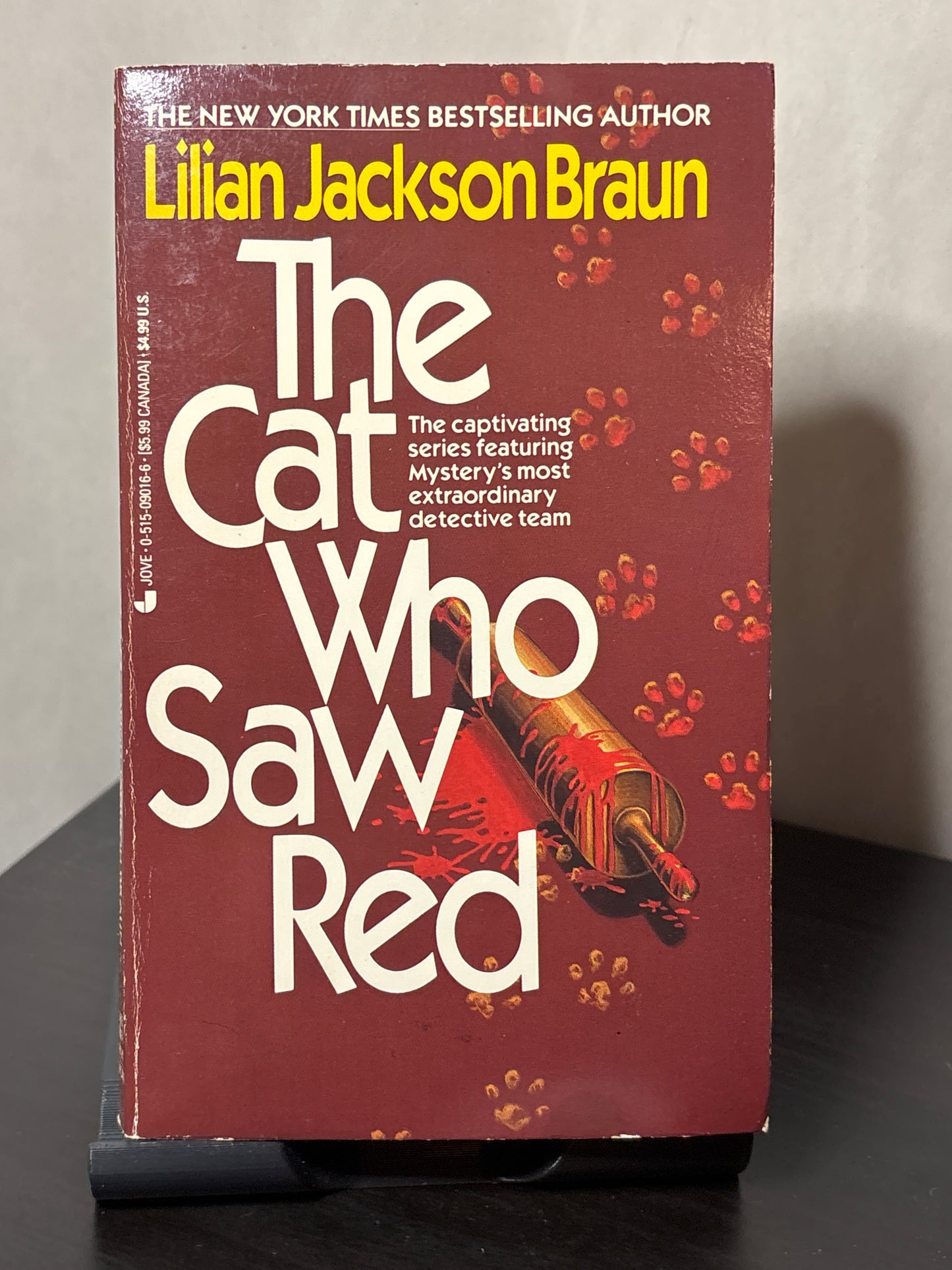 The Cat Who Saw Red by Lilian Jackson Braun (The Cat Who... #4) | Cozy Cat Mystery