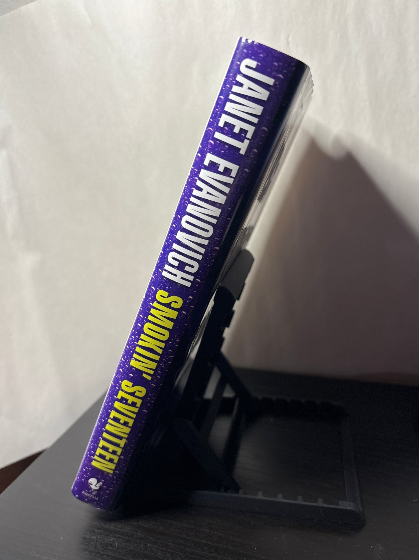 Smokin' Seventeen by Janet Evanovich (Stephanie Plum #17) | Humorous Mystery