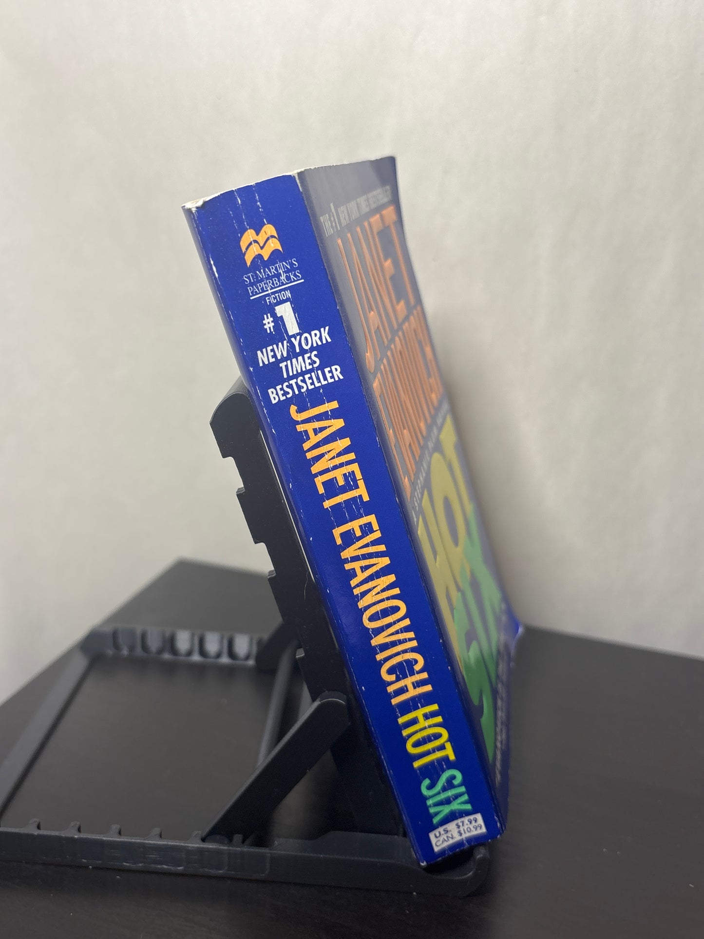Hot Six by Janet Evanovich (Stephanie Plum #6) | Humorous Mystery