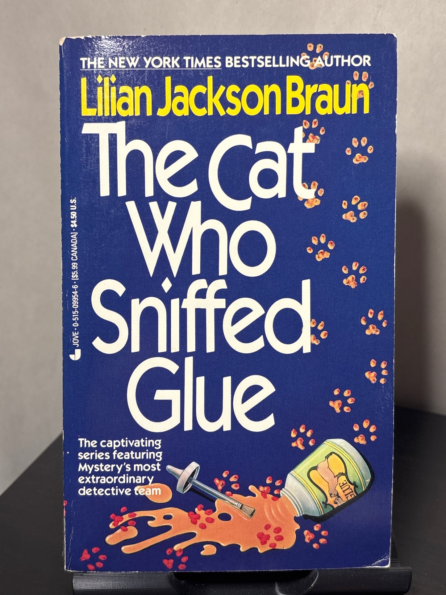 The Cat Who Sniffed Glue by Lilian Jackson Braun (The Cat Who... #8) | Cozy Cat Mystery