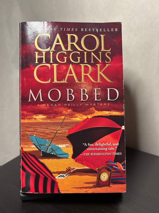 Mobbed by Carol Higgins Clark (Regan Reilly Mysteries #14)