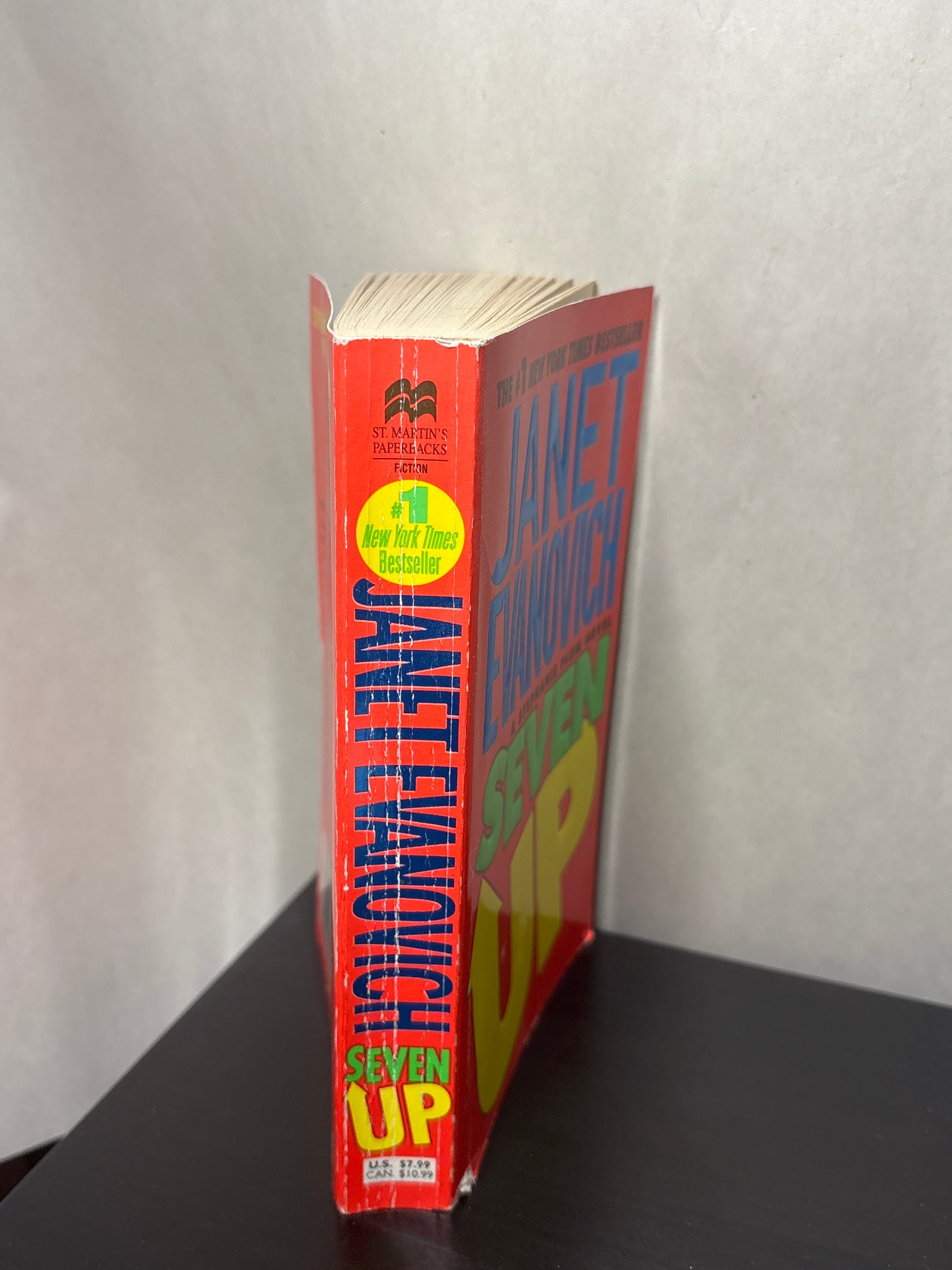Seven Up: A Stephanie Plum Novel by Janet Evanovich (Stephanie Plum #7) | Humor/Mystery
