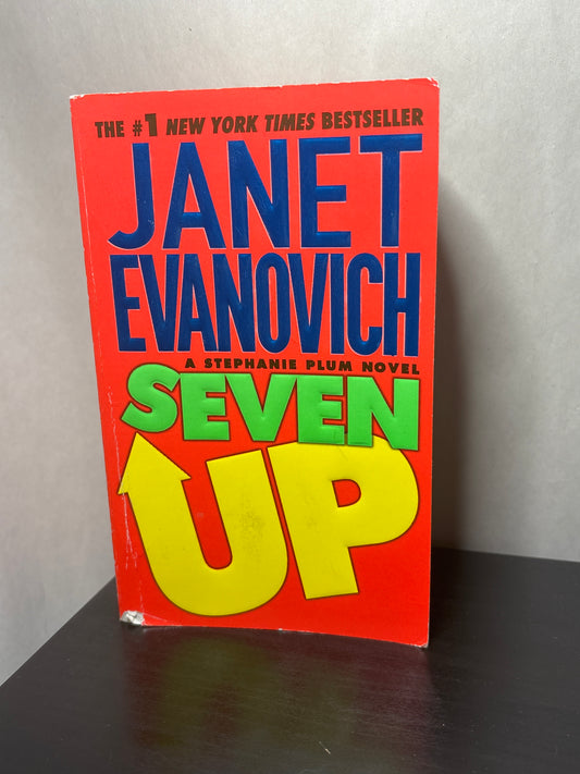 Seven Up: A Stephanie Plum Novel by Janet Evanovich (Stephanie Plum #7) | Humor/Mystery