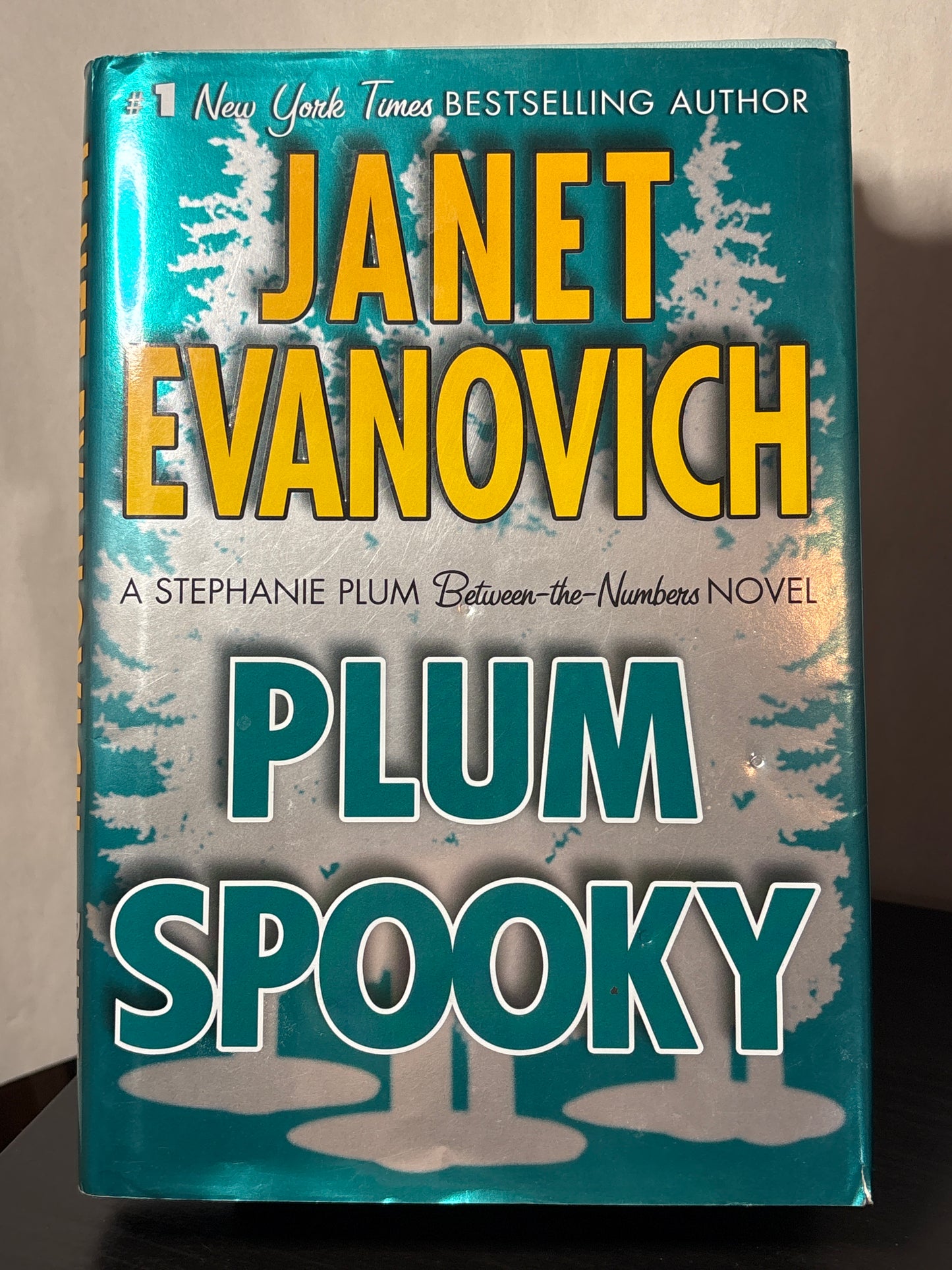 Plum Spooky by Janet Evanovich (Stephanie Plum #14.5) | Between-the-numbers novel