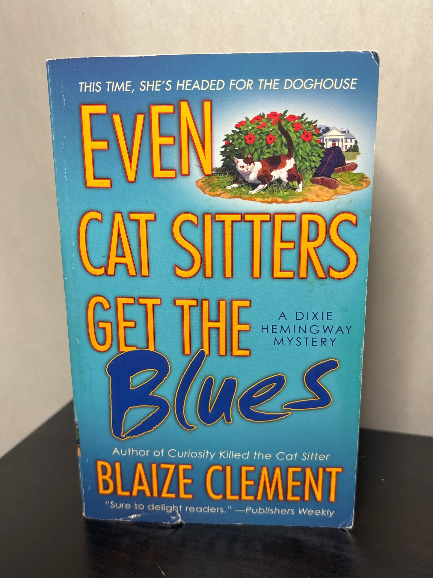 Even Cat Sitters Get the Blues by Blaize Clement (A Dixie Hemingway Mystery #3)
