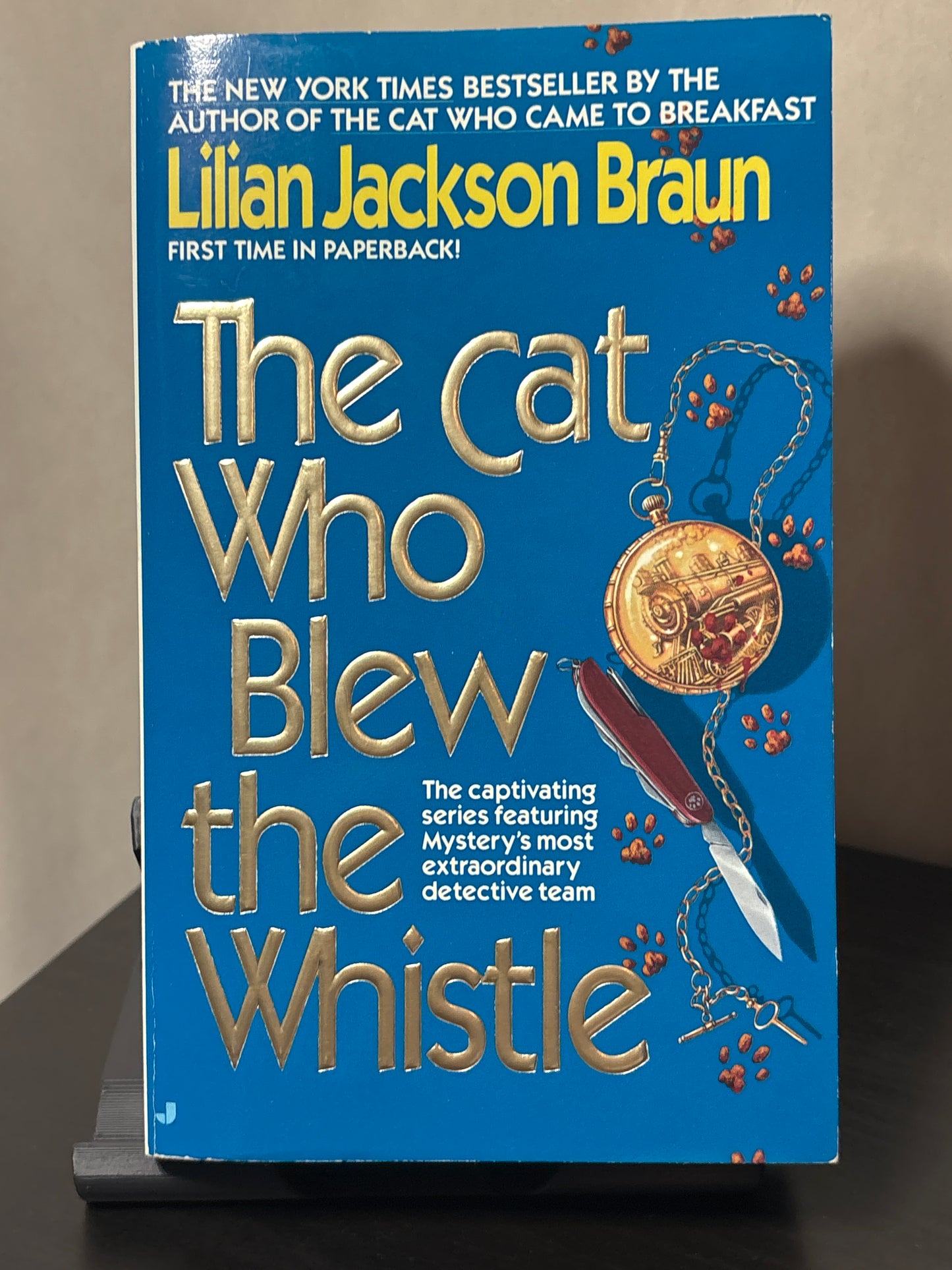 The Cat Who Blew the Whistle by Lilian Jackson Braun (The Cat Who... #17) | Cozy Cat Mystery